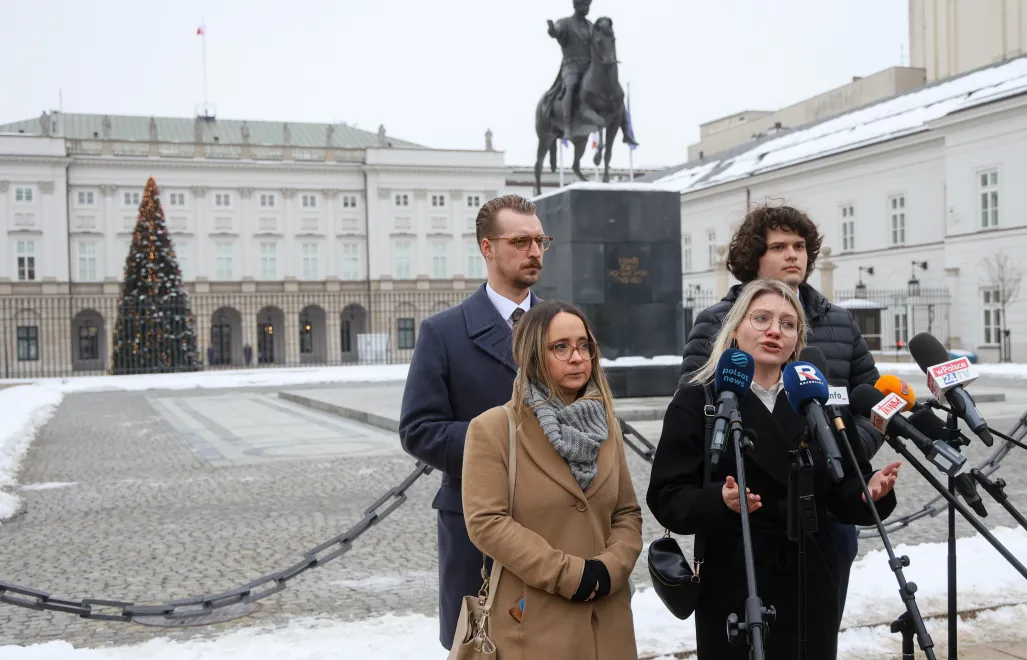 Przewodnicząca Koła Poselskiego Razem Marcelina Zawisza (2L), współprzewodnicząca partii Razem Aleksandra Owca (2P), rzecznik prasowy partii Razem Mateusz Merta (P) oraz członek Zarzadu Krajowego Partii Razem, rzecznik prasowy okręgu Razem Mazowsze Chrystian Talik (L) przed Pałacem Prezydenckim w Warszawie. Fot. PAP/Rafał Guz