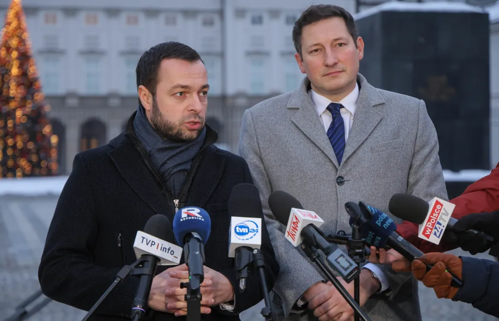 Wiceprzewodniczący KP Polska 2050 Bartosz Romowicz (L) oraz sekretarz klubu Kamil Wnuk (P) podczas konferencji prasowej przed Pałacem Prezydenckim po spotkaniu z prezydentem Karolem Nawrockim. Fot. PAP/Rafał Guz