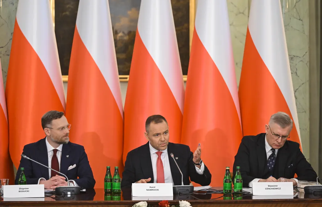 Prezydent RP Karol Nawrocki (C), szef KPRP Zbigniew Bogucki (L) i szef BBN Sławomir Cenckiewicz (P) podczas posiedzenia Rady Bezpieczeństwa Narodowego w Pałacu Prezydenckim. Fot. PAP/Radek Pietruszka