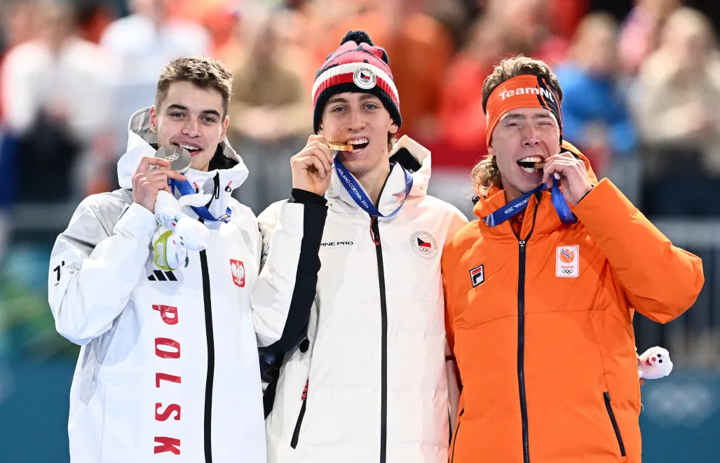 Od lewej: Reprezentant Polski Władimir Semirunnij (srebro), Czech Metodej Jilek (złoto) i Holender Jorrit Bergsma (brąz), podczas dekoracji zwycięzców biegu na 10 000 m łyżwiarzy szybkich. Fot. PAP/Paweł Skraba