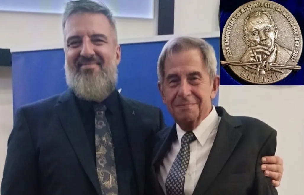 Profesorowie Fryderyk i Andrzej Zollowie oraz Medal Misji Jana Karskiego. Foto: Archiwum Towarzystwa Jana Karskiego