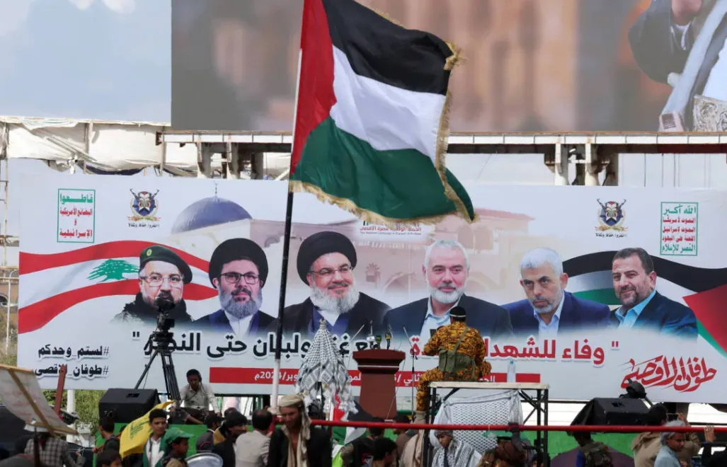 Baner z przywódcami Hezbollahu Fot. PAP/EPA/YAHYA ARHAB