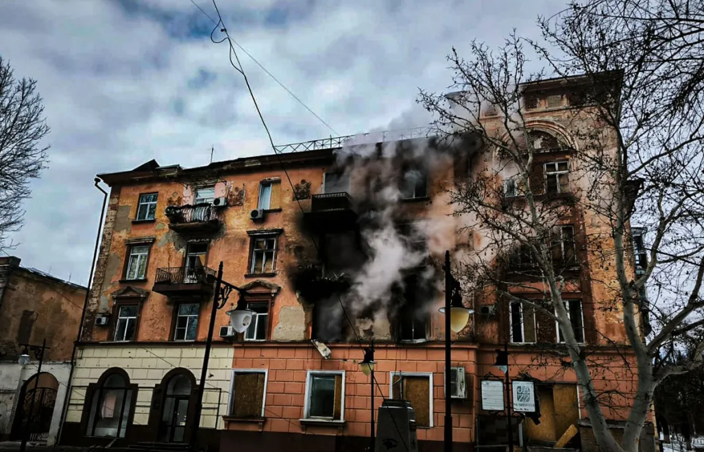 Влучання в багатоквартирний будинок у Харкові. Фотоілюстрація. Fot. Facebook/ДСНС України
