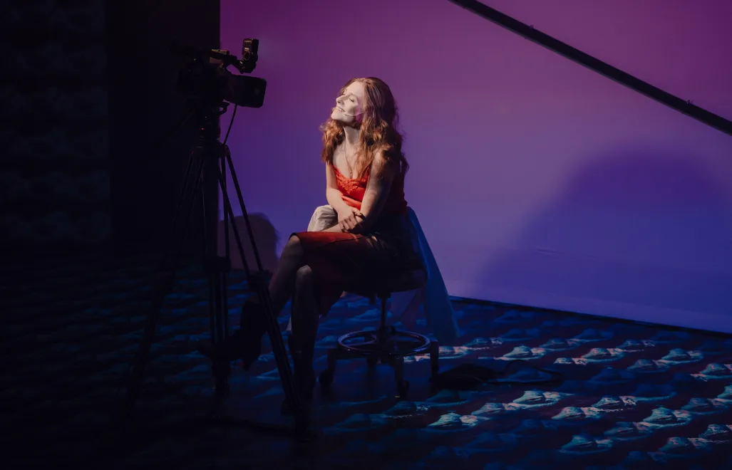 Helena Urbańska podczas próby medialnej spektaklu „Zaklinanie węży w gorące wieczory”. Źródło: Facebook/Teatr Dramatyczny. Fot. Karolina Jóźwiak