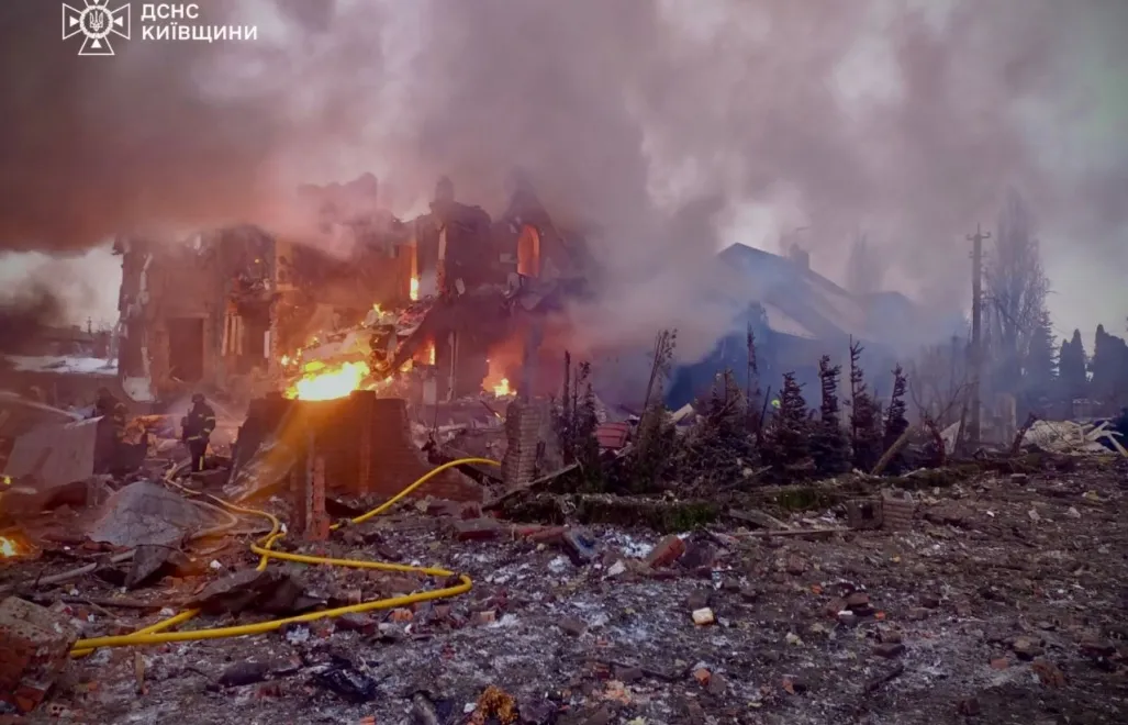 Наслідки російських обстрілів. Fot. Facebook / ДСНС України, ДСНС Київщини.