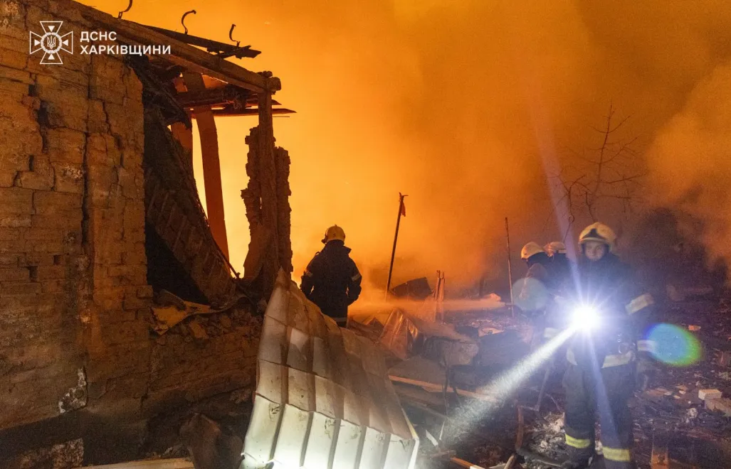 Ліквідація наслідків пожежі, яка виникла після російської атаки, на Харківщині. Fot. Facebook/Володимир Зеленський