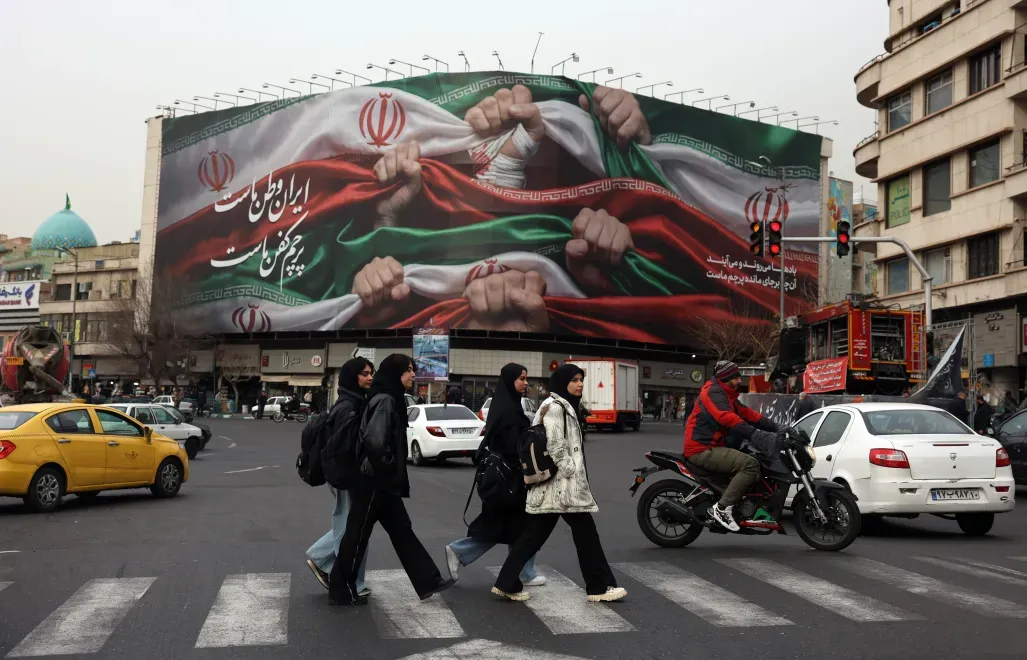 Budynek w Teheranie z napisem "Iran to nasza ojczyzna". Zdj. ilustracyjne. Fot. PAP/EPA/ABEDIN TAHERKENAREH