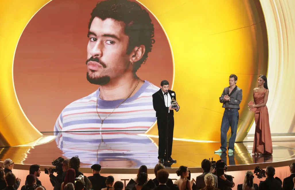 Bad Bunny odbiera nagrodę za najlepszy album roku podczas 68. ceremonii wręczenia nagród Grammy. Fot. PAP/EPA/CHRIS TORRES