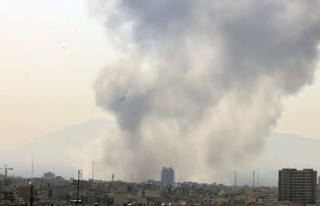 Dym nad Teheranem. Fot. PAP/EPA/ABEDIN TAHERKENAREH