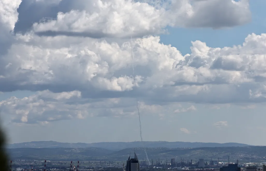 Irańskie pociski uderzają w Haifę, Izrael. Fot. PAP/EPA/ATEF SAFADI