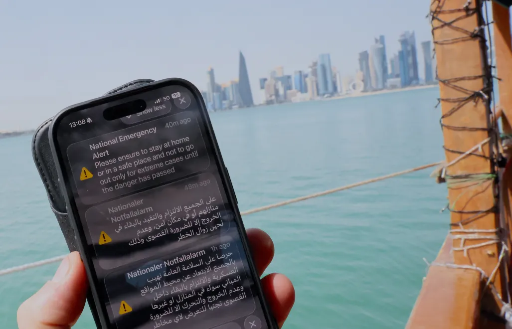 Komunikat o ataku na Katar wyświetlony na telefonie komórkowym. Fot. PAP/EPA/Hannibal Hanschke