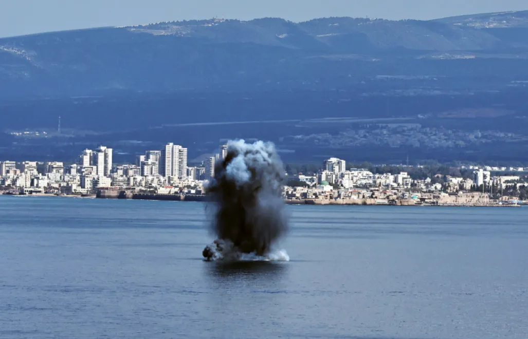 Rakieta trafiła w statek u wybrzeży Haify w Izraelu. Fot. PAP/EPA/ATEF SAFADI 