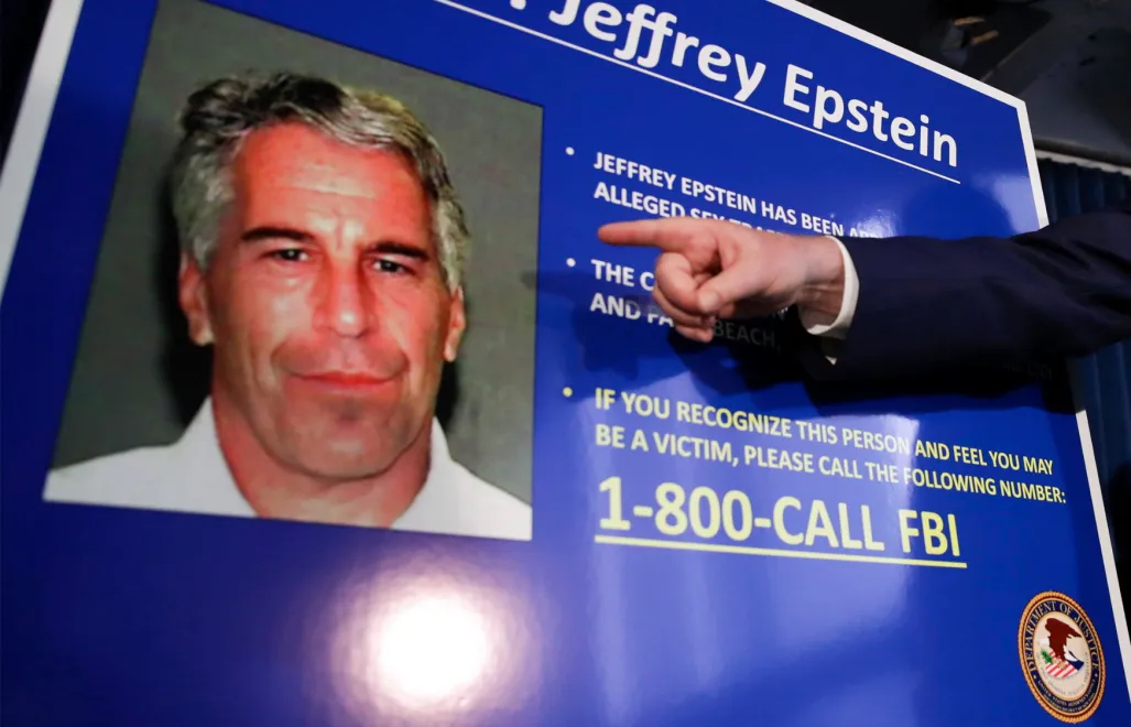 Plansza informująca o procesie USA vs Jeffrey Epstein. Zdj. Ilustracyjne. Fot. PAP/ EPA/JASON SZENES