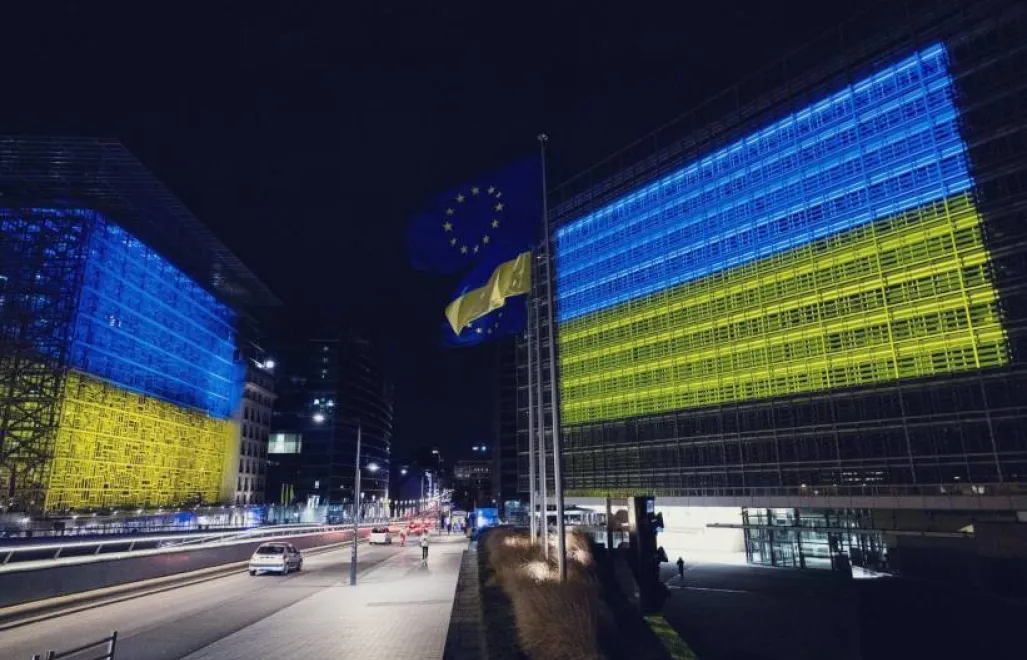 Подсветка здания Европейского совета в Брюсселе по случаю третьей годовщины начала полномасштабной войны в Украине. Fot. X/Ursula von der Leyen