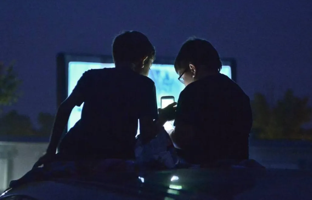 Dzieci wpatrzone w smartphone. Zdj. ilustracyjne. Fot. PAP/Marcin Obara