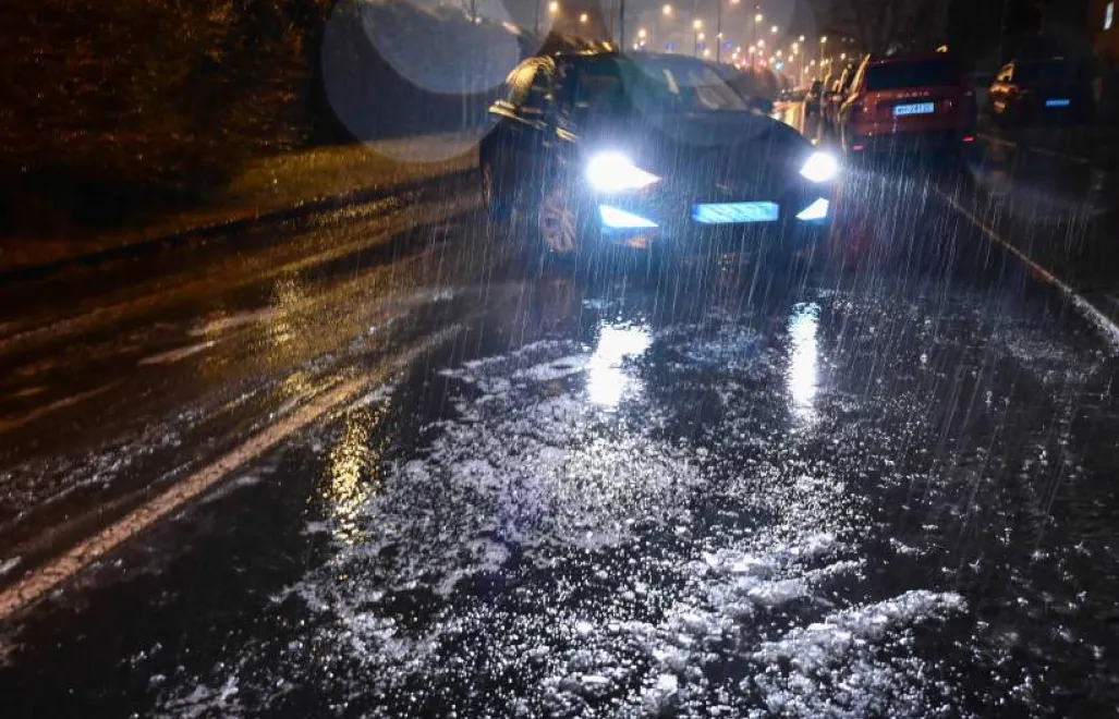 Trudne warunki drogowe spowodowane marznącym deszczem i gołoledzią, fot. PAP/Marcin Bielecki