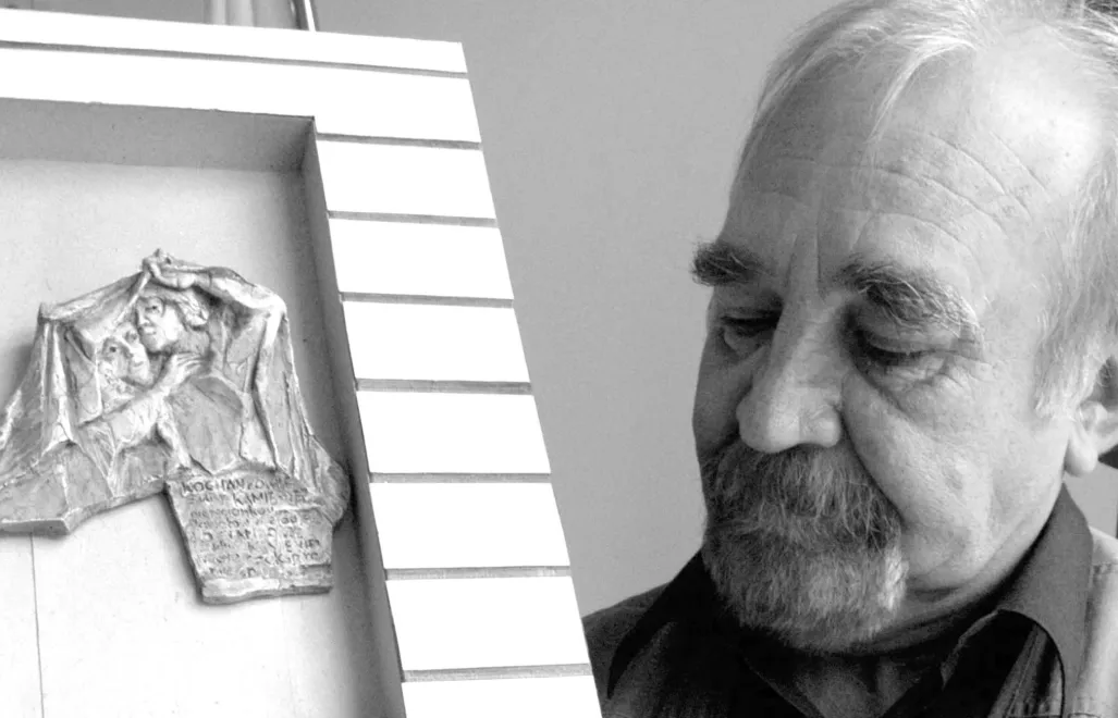 Wojciech Gryniewicz z płaskorzeźbą Fot. PAP/Andrzej Zbraniecki