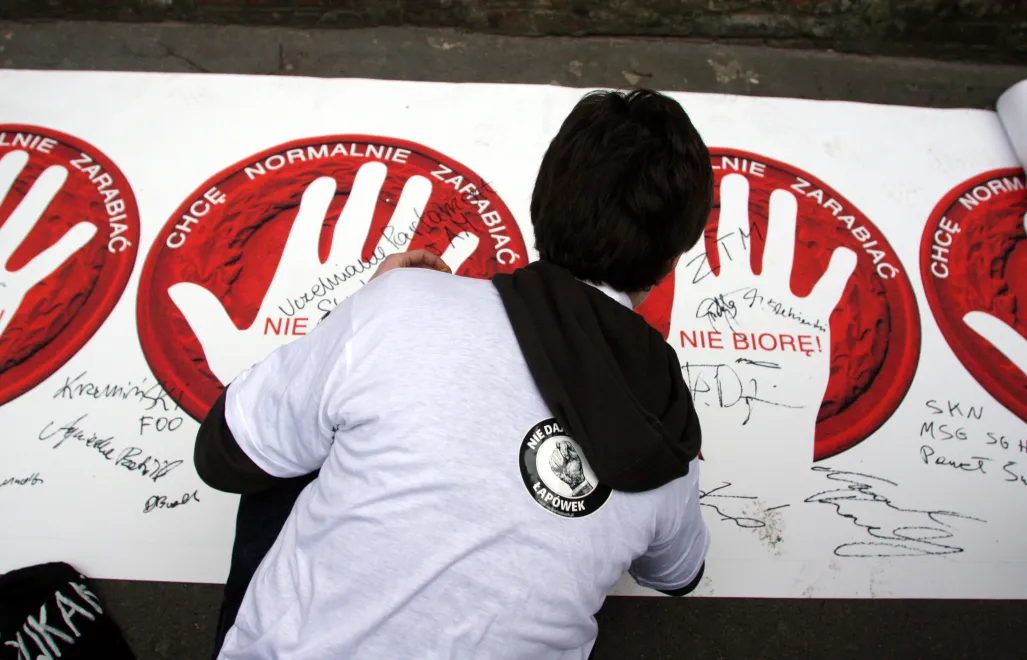  Happening przeciwko łapówkarstwu Fot. PAP/Piotr Polak