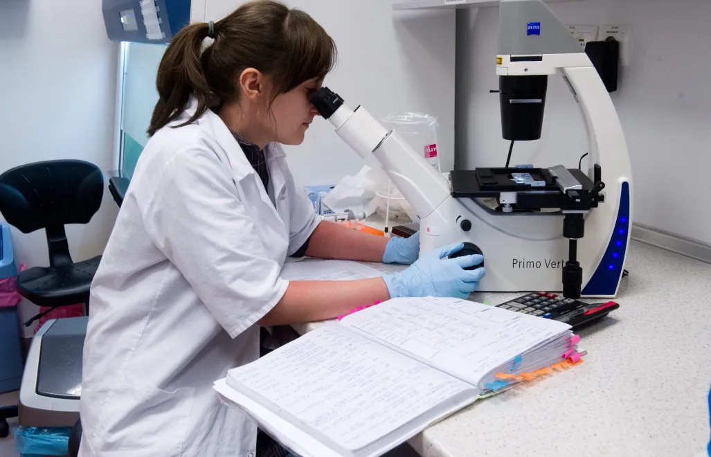 Kobieta w laboratorium. Zdj. Ilustracyjne. Fot. PAP/ Grzegorz Michałowski