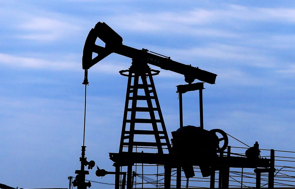 Cтанок-качалка для добычи нефти. Fot. PAP/EPA/ROBERT GHEMENT (фотоиллюстрация)