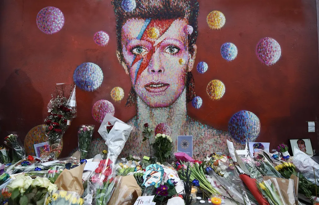 Mural z wizerunkiem Davida Bowiego w Londynie po śmierci artysty Fot. PAP/EPA/ANDY RAIN