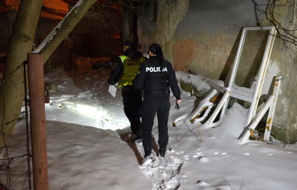 Policja i straż miejska patroluje miejsca, gdzie mogą przebywać osoby w kryzysie bezdomności Fot. PAP/Darek Delmanowicz