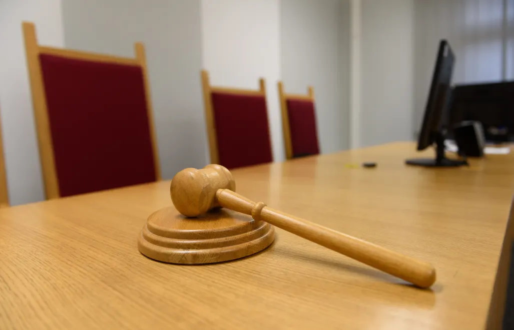 Молоток судді, фотоілюстрація. Fot. PAP/Jakub Kaczmarczyk