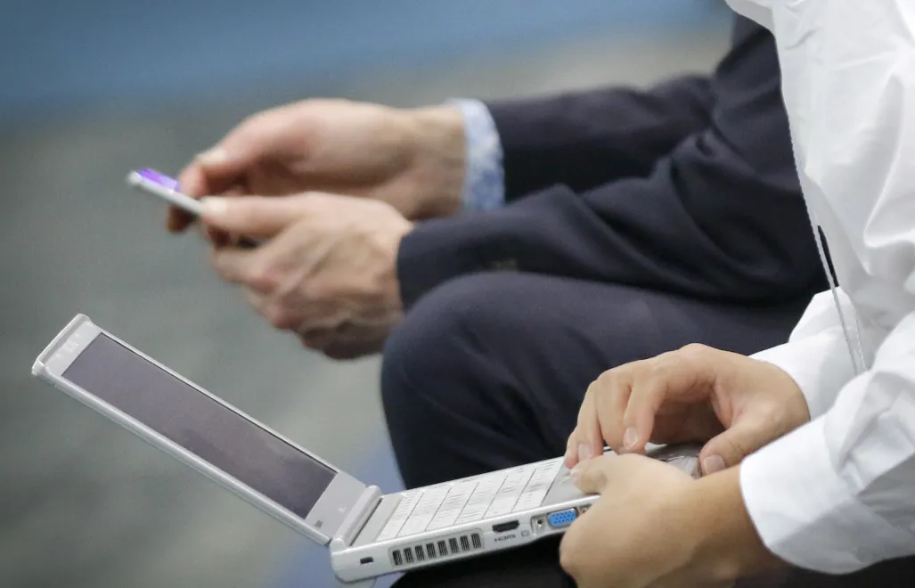 Mężczyzna z komputerem (zdjęcie ilustracyjne). Fot. EPA/FOCKE STRANGMANN