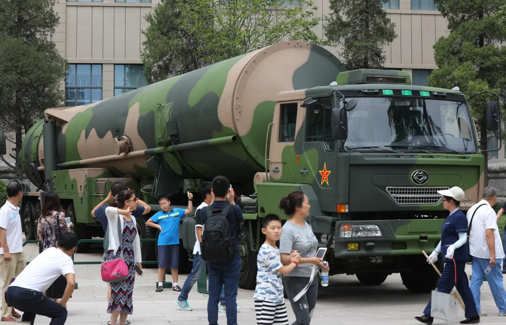 Ракета с ядерной боеголовкой DF-31 китайской армии на выставке в музее.	Fot. PAP/EPA/WU HONG