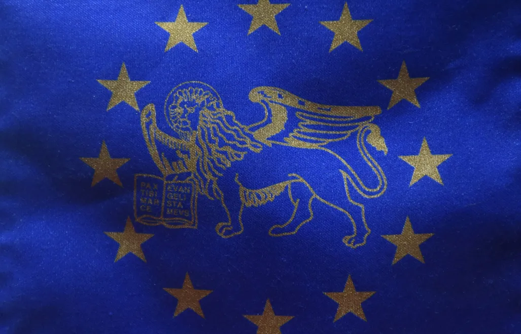 Logo Komisji Weneckiej Fot. PAP/Radek Pietruszka