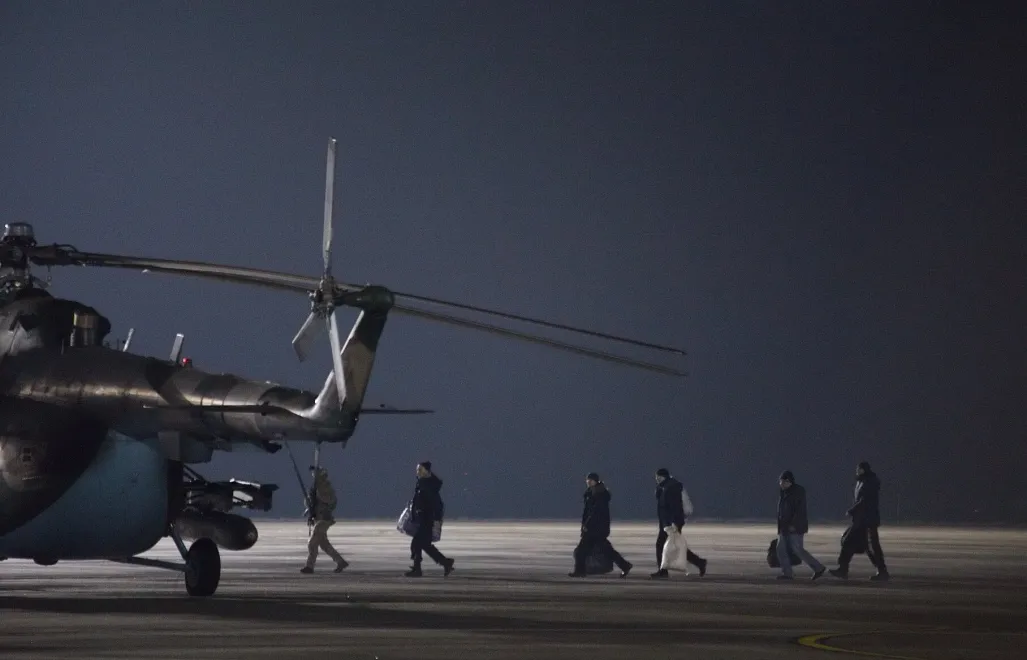 Uwolnieni Ukraińcy w drodze do śmigłowca - zdjęcie ilustracyjne Fot. PAP/EPA/PAVLO PAKHOMENKO