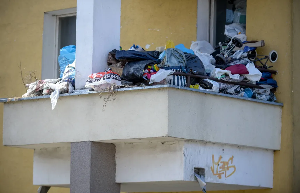 Balkon pełen śmieci w bloku (zdjęcie ilustracyjne). Fot. PAP/Marcin Obara