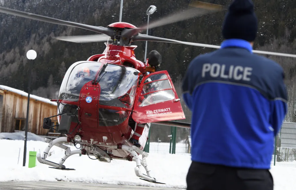 Policja i helikopter ratowniczy w Szwajcarii, zdjęcie ilustracyjne, fot. PAP/EPA/KEYSTONE/JEAN-CHRISTOPHE BOTT