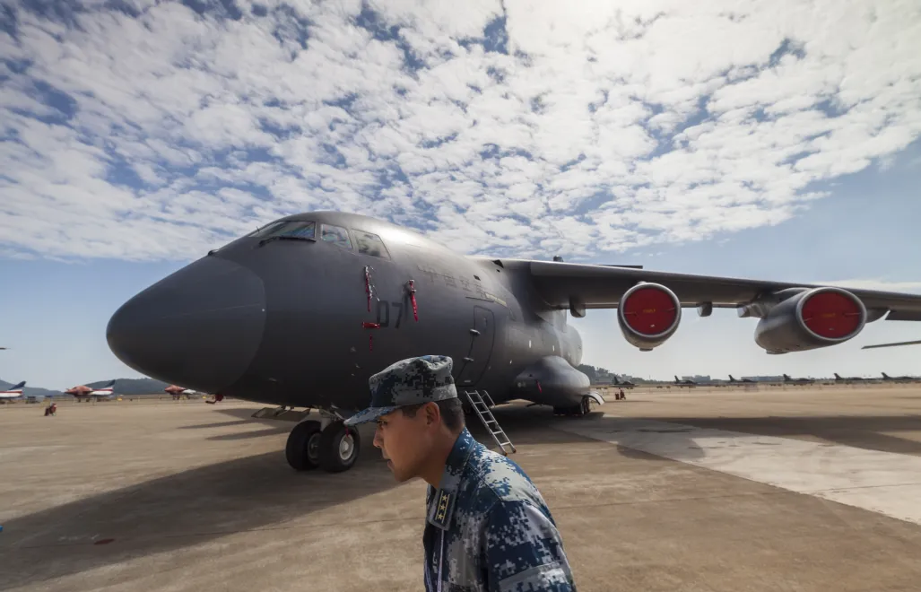 Chiński samolot transportowy Y-20. Fot. PAP/EPA/	ALEKSANDAR PLAVEVSKI
