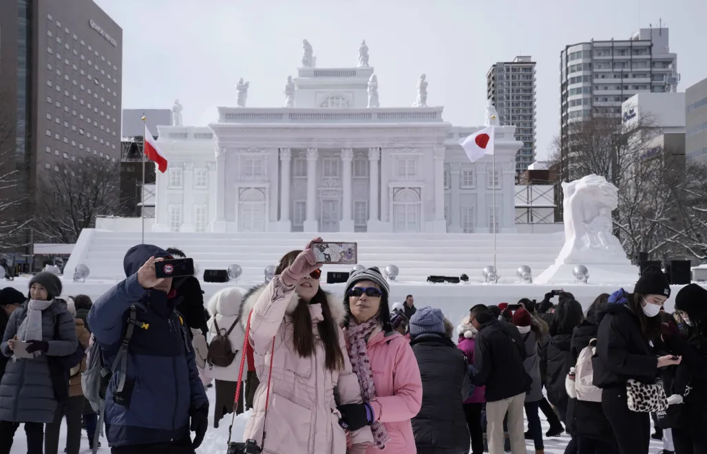 Festiwal śniegu w Sapporo. Fot. PAP/EPA/KIMIMASA MAYAMA