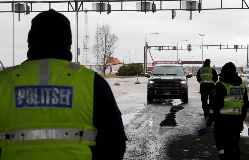 Policja na estońskiej granicy, zdjęcie ilustracyjne, fot. PAP/EPA/Valda Kalnina