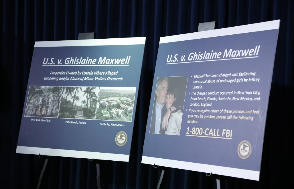 Plansze informacyjne dot. sprawy USA vs. Gishlaine Maxwell. Zdj. ilustracyjne. Fot. PAP/EPA/JASON SZENES