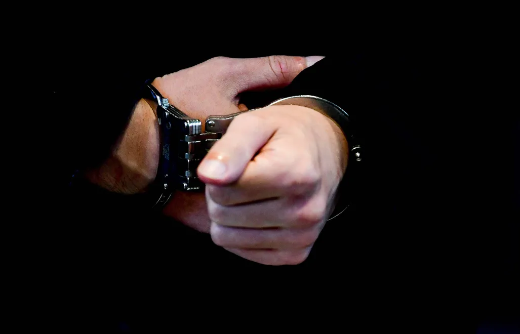 Mężczyzna w kajdankach. Zdj. Ilustracyjne. Fot. PAP/EPA/FILIP SINGER