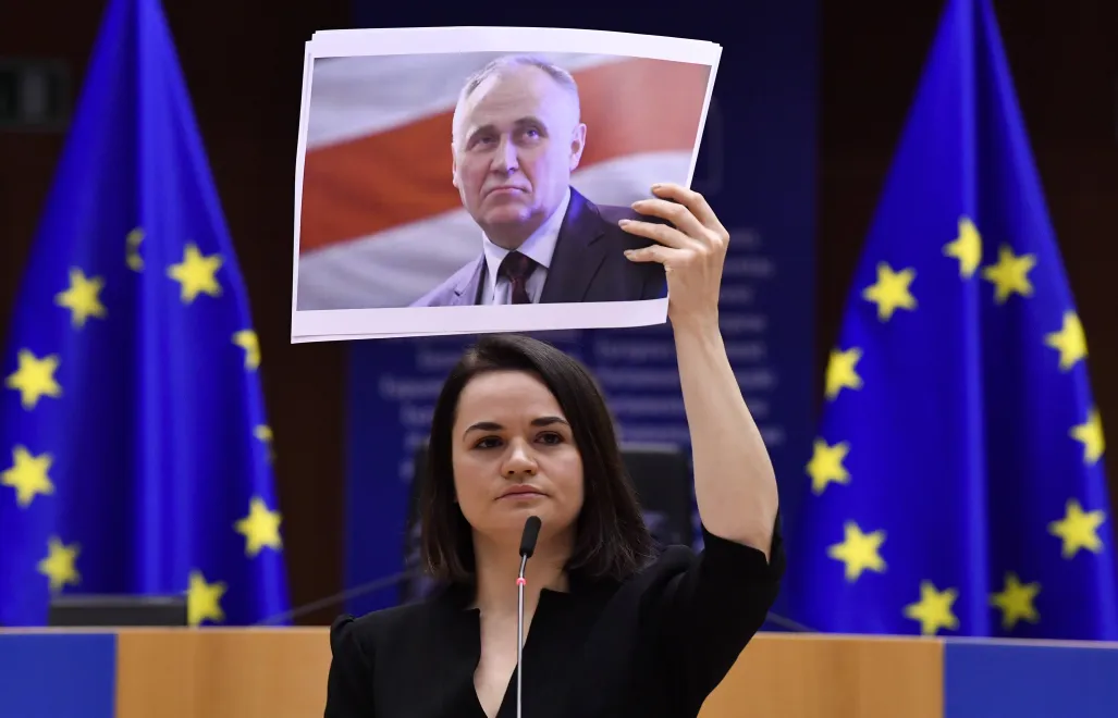 Swiatłana Cichanouska trzymająca zdjęcie Mikoły Statkiewicza, fot. PAP/EPA/OLIVIER HOSLET