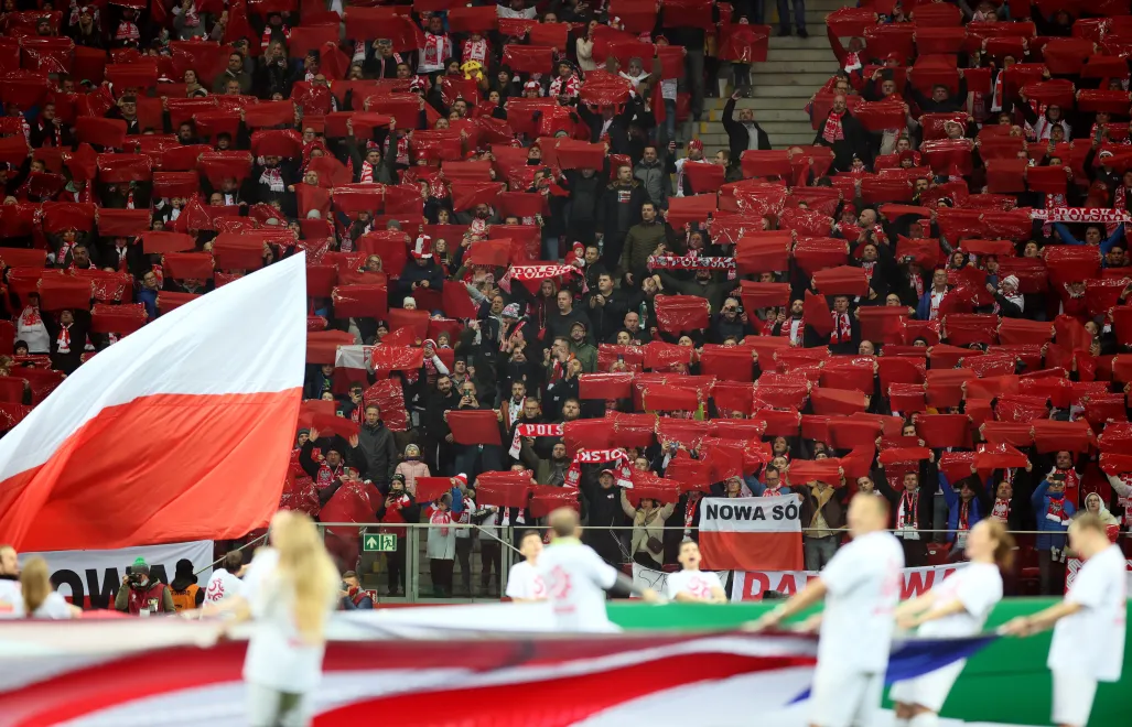 Kibice na stadionie Narodowym podczas meczu piłkarskiej reprezentacji Polski, fot. PAP/Leszek Szymański