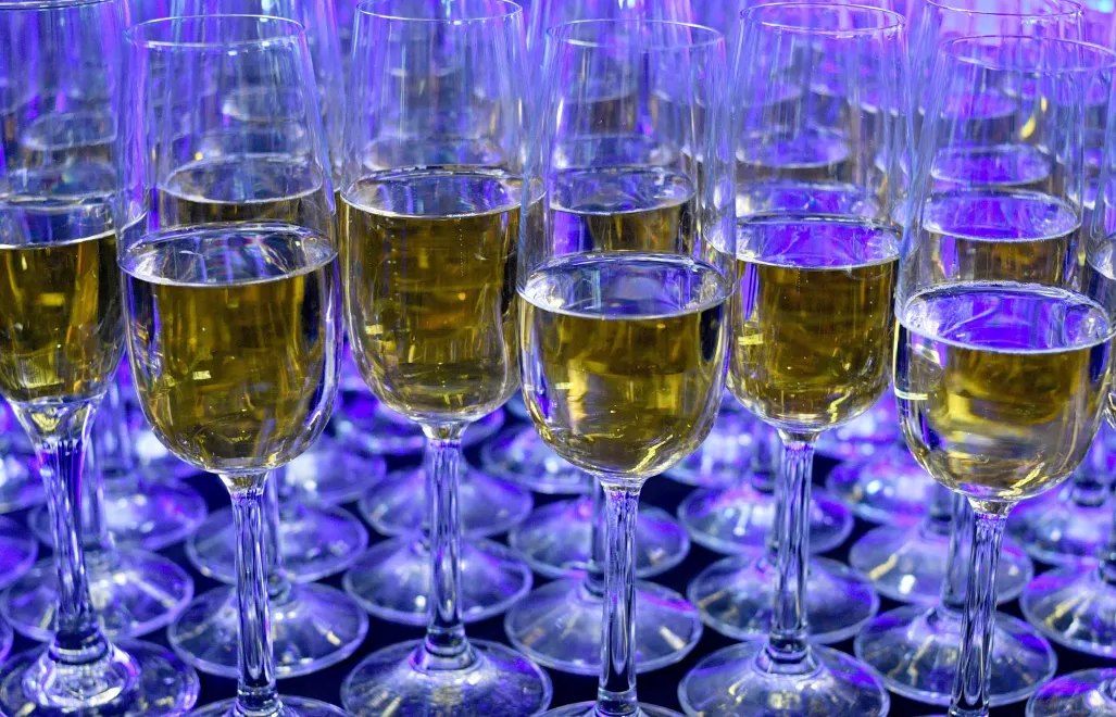 Kieliszki z alkoholem Fot. PAP/Darek Delmanowicz