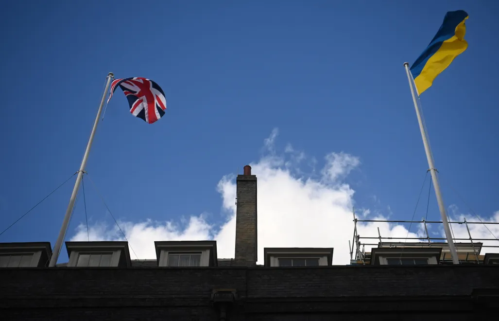 Прапор Сполученого Королівства Великої Британії та Північної Ірландії та прапор України на даху будинка в Лондоні. Fot. PAP/EPA/NEIL HALL