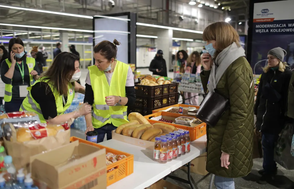 Punkt pomocy dla uchodźców z Ukrainy na dworcu Warszawa Wschodnia. Fot. PAP/Albert Zawada