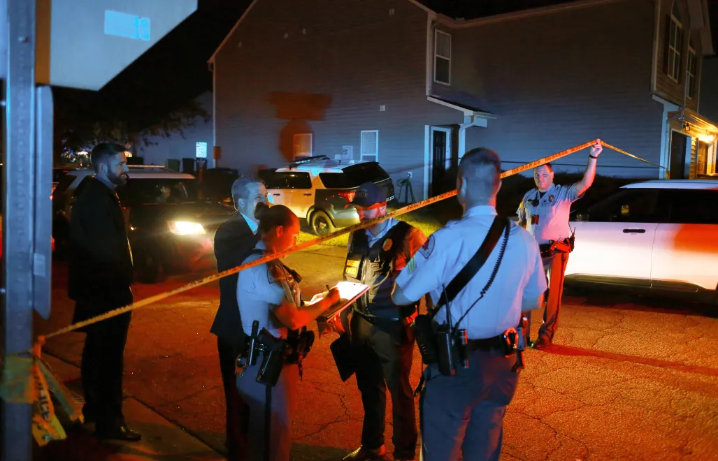 Funkcjonariusze policji pracują w dzielnicy mieszkalnej Hedingham podczas akcji strzeleckiej w Raleigh w Karolinie Północnej w USA, 13 października 2022 r.. Fot. EPA/VEASEY CONWAY