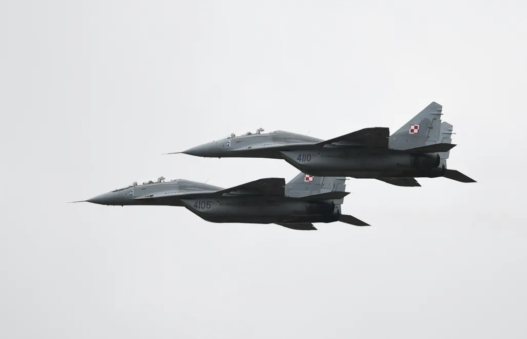 Przelot samolotu MiG-29 Sił Powietrznych RP. Fot. PAP/Adam Warżawa