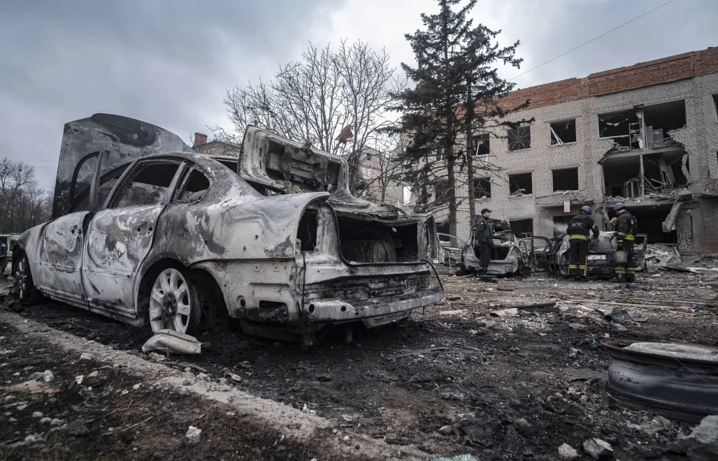 Zniszczenia po ataku rakietowym na Drużkiwkę w 2023 roku, fot. PAP/EPA/Maria Senovilla