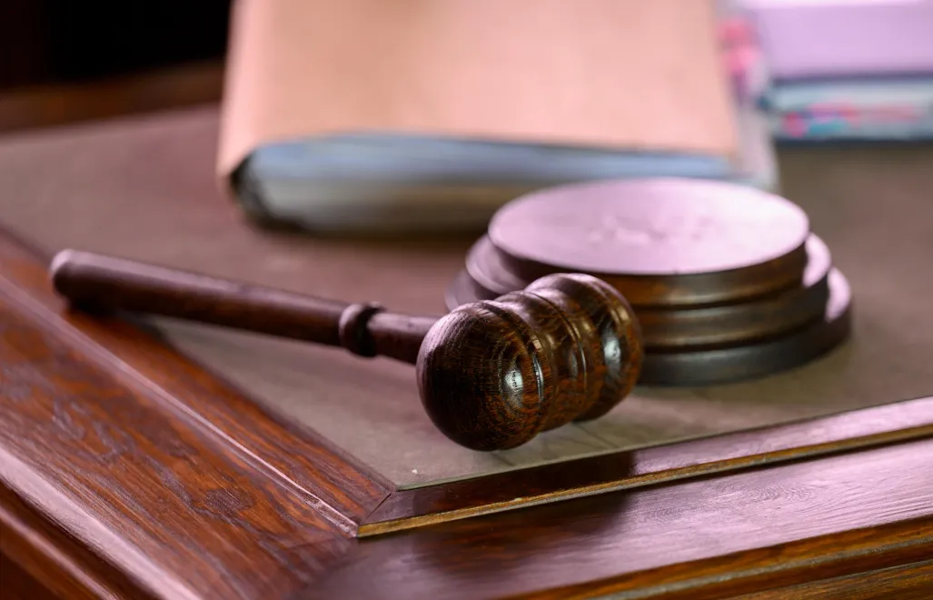 Молоток судді, фотоілюстрація. Fot. PAP/Jakub Kaczmarczyk