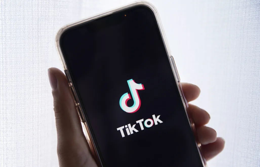 Logo TikToka na smartfonie, zdjęcie ilustracyjne, fot. PAP/EPA/CAROLINE BREHMAN