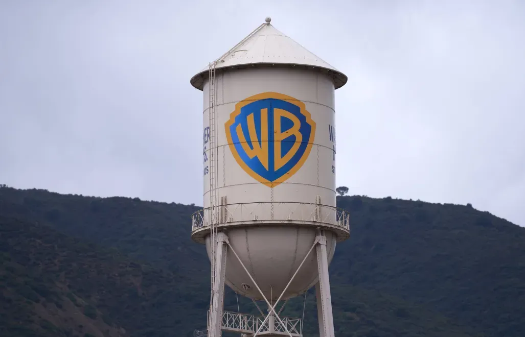 Logo Warner Bros. Discovery, fot. PAP/EPA/ALLISON DINNER