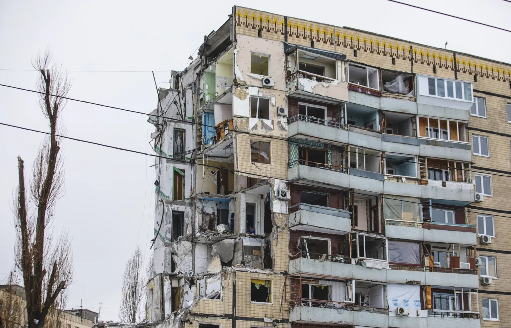 Zniszczony budynek w Ukrainie w wyniku rosyjskiego ataku. Fot. PAP/EPA/ARSEN DZODZAIEV